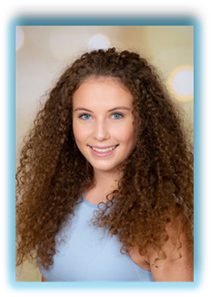 Ein Bild, das Kleidung, Person, Haarteil enth�lt.